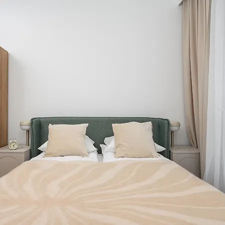 Shortstaypoland Jagiellonska Premium P6 *