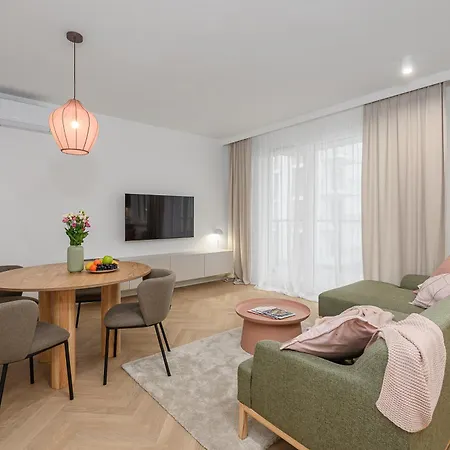 Shortstaypoland Jagiellonska Premium P6 *
